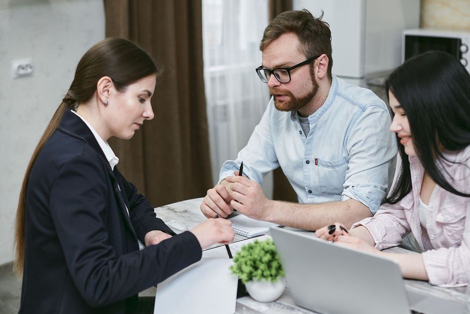 IT consultant reviewing a plan with business staff at a laptop